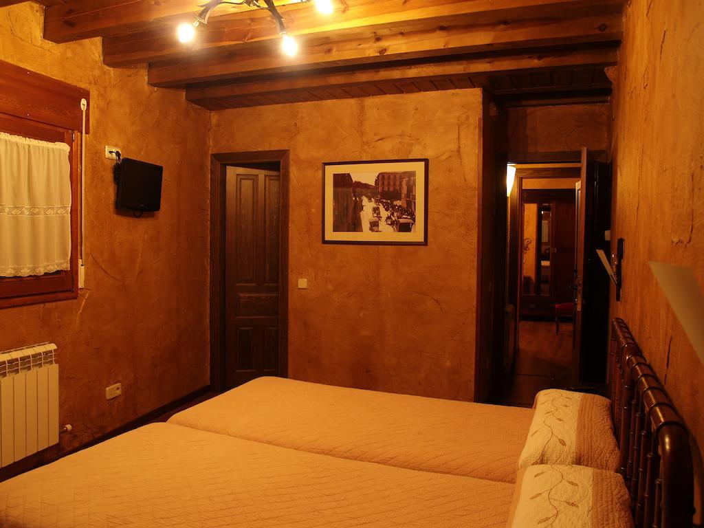 La Casona Del Herrero Navaleno Ruang foto