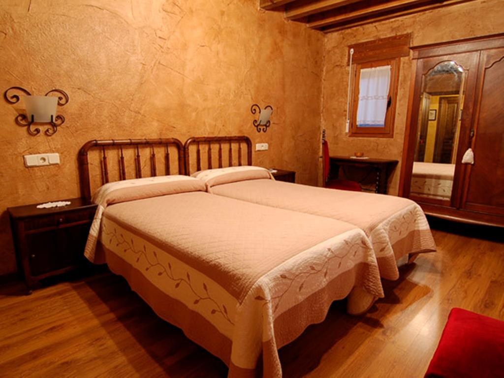 La Casona Del Herrero Navaleno Ruang foto